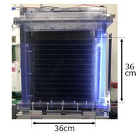 豊田中央研究所が太陽光変換効率7.2％を実現した36cm角の太陽電池。パネルの大型化が難しいとされていたが、新しいセル構造と電極の開発によって克服した。さらなる大型化も可能だという。