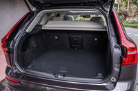後席使用時の荷室容量は483リッター。後席背もたれを倒せば、最大1410リッターに拡大できる。別途、ホイールアーチの後方や床下に計28リッターの収納スペースが設けられている。（欧州仕様車の数値）
