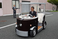 遠隔操縦中の「バトラーカー」。手放しで乗っているのは「みんなでうごこう！」の林 達彦ダイレクター。