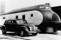 ともに1934年に誕生した「クライスラー・エアフロー」とユニオン・パシフィック鉄道の「M-10000」。1930年代は、さまざまな分野で流線形のデザインがもてはやされた。