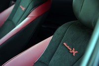 本革とラックススエードのコンビシートには、「Modulo X」ロゴの刺しゅうが施されている。