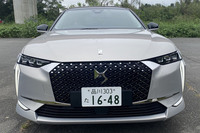 フロントフェイスは「DSマトリクスLEDビジョン」と呼ばれる薄型のヘッドランプや、ダイヤモンドをモチーフにしたというシャイニーブラックのグリルデザインがかなりイケている。