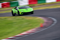 車重は1382kg（乾燥重量）で、前後の重量配分は前43％、後ろ57％。パワーウェイトレシオは2.16kg/ps。