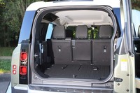 3列目シートは床面にフラットに収納できる。この状態の荷室は奥行きが904mmで、幅が900mm。