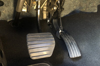 “俺のナロー”は、アクセルペダルのタッチが軽すぎると感じていた。そこで、ゴムひもでテンションをかけ重さを調整。DIYによるカイゼンを行った。