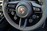 ステアリングホイールには4つのダイヤルを装備。右からドライブモード、ESC／TC、PTV＋、PASM用となっており、中央のボタンで機能を呼び出し（メーターに表示される）、ダイヤルで調整する仕掛け。