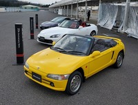 「S660」の源流となるホンダのミドシップ軽「ビート」（手前）。デビューは1991年で、2021年は生誕30周年のメモリアルイヤーにあたる。写真はホンダアクセスがレストアした展示用の車両。