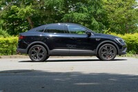 ボディーの全長は4570mm。前後のオーバーハングが長く、なおかつクーペタイプのSUVという他の何にも似ていないスタイリングだ。