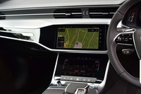 インフォテインメントシステムや空調は上下2つのタッチスクリーンを介してコントロール。ダッシュボードまわりにメカニカルなボタンはほとんど備わらない。