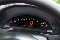盤面全体を使ったエンジン回転計が特徴的なメーターパネル。レッドゾーンは9000rpm（！）から。