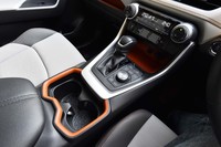 
	“ギア感”が演出されたセンターコンソール。「アドベンチャー」グレードのインテリアは、ところどころオレンジの差し色でドレスアップされている。
	