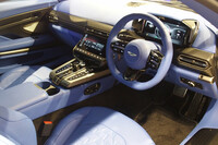 インテリアはこんな感じで、インフォテインメント用のディスプレイをセンタークラスターに配置することで、ダッシュボード上面をシンプルな造形としている。このあたりは、「DB12」以降のアストンマーティンのトレンドを、より推し進めた感じだ。