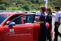 フルブレーキを初めて体験する参加者は不安を隠せない。後席で他の参加者のレッスンを体験した後だとなおさらだ。