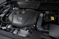 2012年の登場以来、最大規模の改良がなされたという2.2リッターディーゼルターボエンジン。新形状の燃焼室と最大6回の近接燃料噴射による急速多段燃焼や、可変ジオメトリーターボチャージャーの採用などにより、加速フィールと協調するリニアなエンジンサウンドや、伸びやかで力強い加速を実現している。