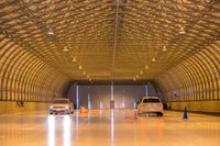 屋内試験場での、氷盤路における加速・制動性能の比較の様子。「X-ICE SNOW」は従来品よりトラクションコントロールの介入時間が短く、また静止寸前での減速Gが高かった。