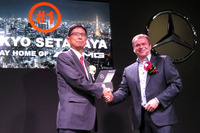 発表会において、ステージ上で握手を交わすメルセデスAMGのトビアス・ムアース氏（写真向かって右）と、シュルテン世田谷の坂東徹行氏（同左）。