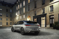 クーペライクな5ドアハッチバックデザインが採用された「DS 4」。ボディーサイズは全長4.40m、全幅1.83m、全高1.47m。