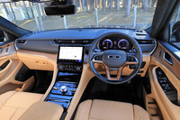 上級グレードの「サミットリザーブ」には「ブラック」のモノトーンと「テュペロブラウン／ブラック」のツートンの2種類の内装色を用意。試乗車には後者が採用されていた。