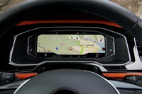 デジタルメーターパネル「アクティブインフォディスプレイ」は、スマートフォンのワイヤレスチャージ機能とセットで「テクノロジーパッケージ」として提供される。