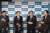 技術発表後には、タイヤセンシング技術が未来のモビリティ社会にどう貢献するかをテーマにディスカッションが行われた。登壇者は右から同技術の共同開発を行ったSASインスティテュートジャパンの執行役員・森 秀之氏、トーヨータイヤの榊原一泰氏、同じくトーヨータイヤの守屋 学氏、IHSマークイットのマネージャー・川野義昭氏。