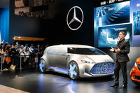 2013年の6代目「Sクラス」発表などで、何度か日本にも来たことのあるワグナー氏。写真は2015年の東京モーターショーのプレスカンファレンスの様子。中央に写るはコンセプトモデルの、その名も「ビジョン トーキョー」。