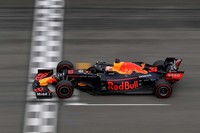 スタートで失敗し後退、そこから逆転勝利という流れは、今季初優勝したオーストリアGPと似ていた。ホンダとしては2006年以来となる、予選2位という絶好のポジションを台無しにしかけたフェルスタッペン（写真）だったが、5回のピットストップを強いられ1回転スピンもするなど、トリッキーなコンディションに翻弄（ほんろう）されながらも、レース折り返し時点ではトップに。レース後「たくさんのミスをしないということがすべてだった」と語ったように、最悪の状況下でも集中力を切らさず、冷静なレース運びができたのが勝因だった。荒れたレースには滅法（めっぽう）強いという、フェルスタッペンの特長が生きた、通算7回目の勝利だった。ちなみに25年前、父ヨス・フェルスタッペンが給油中に炎に包まれた事故が起きたのは、ここホッケンハイムだった。（Photo=Red Bull Racing）