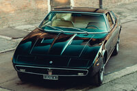 こちらは1966年登場の「ギブリ」（クーペ）。ボディーの縁のエッジの立ち具合と、意外に張り出しや面形状の変化が抑えられた、ボディーサイドの様子がよくわかる。