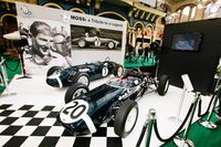 1961年シーズンにモスが乗った2台のF1マシン。手前がモナコで勝ったロータス。後方はF1史上初の4WDマシン「ファーガソンP99」。モスを豪雨のオールトン・パーク・サーキットで行われたノンタイトル戦で優勝に導いた。（The National Motor Museum）