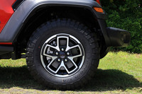 エクステリアではホイールの意匠変更もトピック。「アンリミテッド ルビコン」には、ブラック塗装と切削加工を組み合わせた専用デザインの17インチホイールが装着される。タイヤは従来型と同じく、BFグッドリッチのマッドテレインだ。