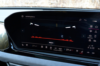 インフォテインメント用ディスプレイのサイズは14.5インチ。これは前後のライトグラフィックのカスタマイズ画面。