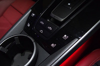 ルーフの開閉スイッチをセンターコンソールに配置。開閉に要する時間はそれぞれ約12秒。50km/h以下であれば走行中でも開閉操作が行える。