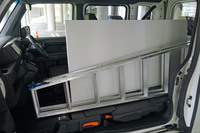 助手席とリアシートをダイブダウンさせて、脚立と建材パネルを収納したところ。脚立の長さはおよそ2m。