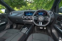 スエード調素材を多用した「B180」のインテリアは、地味なカラーリングながら優雅な雰囲気がある。着座位置が高く前方視界は良好。