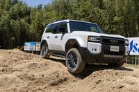 オフロードコース「さなげアドベンチャーフィールド」を爆走する「ランクル“250”」。悪路での圧巻のパフォーマンスについては、山田弘樹氏のインプレッションをどうぞ。（写真：郡大二郎）