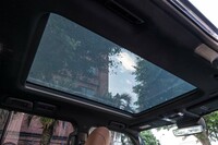 試乗車に装備されていたパノラマルーフは“バージョンL”の専用オプション。通常の装備は、前席上部にのみ天窓が備わるムーンルーフで、“オーバートレイル＋”ではムーンルーフを外すこともできる。