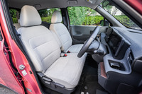 今回の試乗車では、合皮とトリコットのコンビネーションシート表皮や本革巻きステアリングホイール、インテリアライティングなどがセットとなる「プレミアムインテリアパッケージ」が選択されていた。