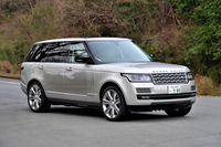 ランドローバー・レンジローバーSVオートバイオグラフィー
	ボディーサイズ：全長×全幅×全高＝5205×1985×1865mm／ホイールベース：3120mm／車重：2620kg／駆動方式：4WD／エンジン：5リッターV8 DOHC 32バルブ スーパーチャージャー／トランスミッション：8段AT／最高出力：550ps（405kW）/6500rpm／最大トルク：680Nm（69.4kgm）/3500rpm／タイヤ：（前）275/40R22 （後）275/40R22／価格：2944万円