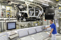 新型「ゴルフ」の製造ラインの様子。「A3スポーツバック」ともども、基本骨格にはエンジン横置きモジュラープラットフォーム「MQB」を使う。