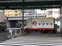 （写真A）。ヤマザキパンのトラックに描かれた子どもが「スージーちゃん」という名前だったとは。東京・平和島にて撮影。