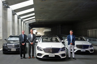 フォトセッションの様子。写真左から、独ダイムラー「Mercedes me connect」開発担当のアンドレアス・ハフナー氏、同じくダイムラーの「Sクラス」開発担当 ドミニク・フォーフト氏、そしてメルセデス・ベンツ日本の上野金太郎社長。