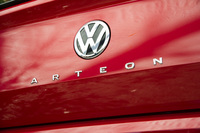 2017年3月のジュネーブショーで世界初公開されたニューモデル「アルテオン」。一部の市場で販売されるフルサイズサルーンを除くと、「パサート」の上に位置するフォルクスワーゲンの最上級モデルとなる。