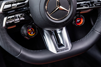 標準装備される「AMGパフォーマンスステアリングホイール」。右下に走行モード切り替え用の「AMGダイナミックセレクト」スイッチを配置する。左下には各種のAMGメニューを任意に割り当てることができるスイッチが2つ備わる。