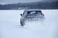 ルーレオ近郊の凍った湖の上で「EX30ツインモーター パフォーマンス」をドライブ。優れたトラクション能力とスパイクタイヤのおかげで自由自在に走れる。