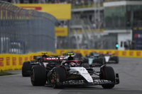 アルファタウリの角田裕毅（写真）は14位完走。雨の予選でペースが上がらず、角田はQ2まであと一歩、0.016秒差で16番手タイム、他車の進路妨害をとられて3グリッド降格となり19番手スタート。レースでは、1周して早々にタイヤをミディアムからハードに交換、前方に他車がいない状況でポジションを上げる作戦に出た。しかし「セーフティーカーのタイミングまではペースも良かったが、その後は苦しんだ」ことで思うように順位を上げられなかった。チームメイトのニック・デ・ブリースは18番手から繰り上がって17番グリッドからレースに臨み18位完走。今回、ウィリアムズのアルボンが7位入賞を果たしたことで、アルファタウリはコンストラクターズランキング最下位に落ちてしまった。（Photo=Getty Images / Red Bull Content Pool）