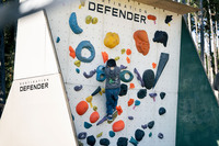 会場に用意された「ミニボルダリング」。“ミニ”とはいうものの、「ディフェンダー」のイベントらしいタフな雰囲気が来場者をワクワクさせる。
