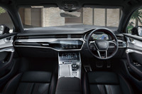 インテリアには「アウディスポーツレッドコントラストステッチ」や「アーティフィシャルレザーエレメント」を特別に装備する。