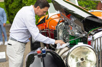 審査の時間まで、各参加者はクルマの点検に拭き上げと、準備に余念がない。