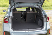 500～1545リッターの荷室容量はガソリンエンジンモデル（540～1600リッター）よりもわずかに小さく、「iX1」（490～1495リッター）よりもわずかに大きい。