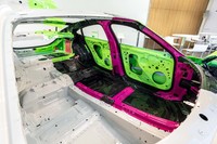 ボディーにはスチールとアルミの複合素材を採用。溶接や圧着、リベット留めなどの接合技術を組み合わせることで、高い剛性を実現したという。