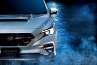 現行型「レヴォーグ」のフロントフェイス。フロントグリルやそこに備わるエンブレムのサイズと位置、ウイングをモチーフとしたシルバーの加飾、バンパーに備わるエアインテークの形状などがティザー画像のものと異なっていることがわかる。